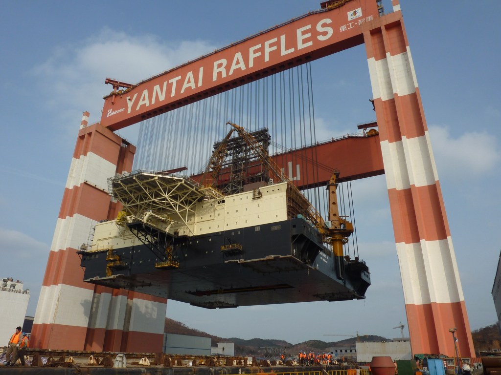 The world's largest gantry crane Taisun lifting the deck box of the Scarabeo 9 semi-submersible drilling rig